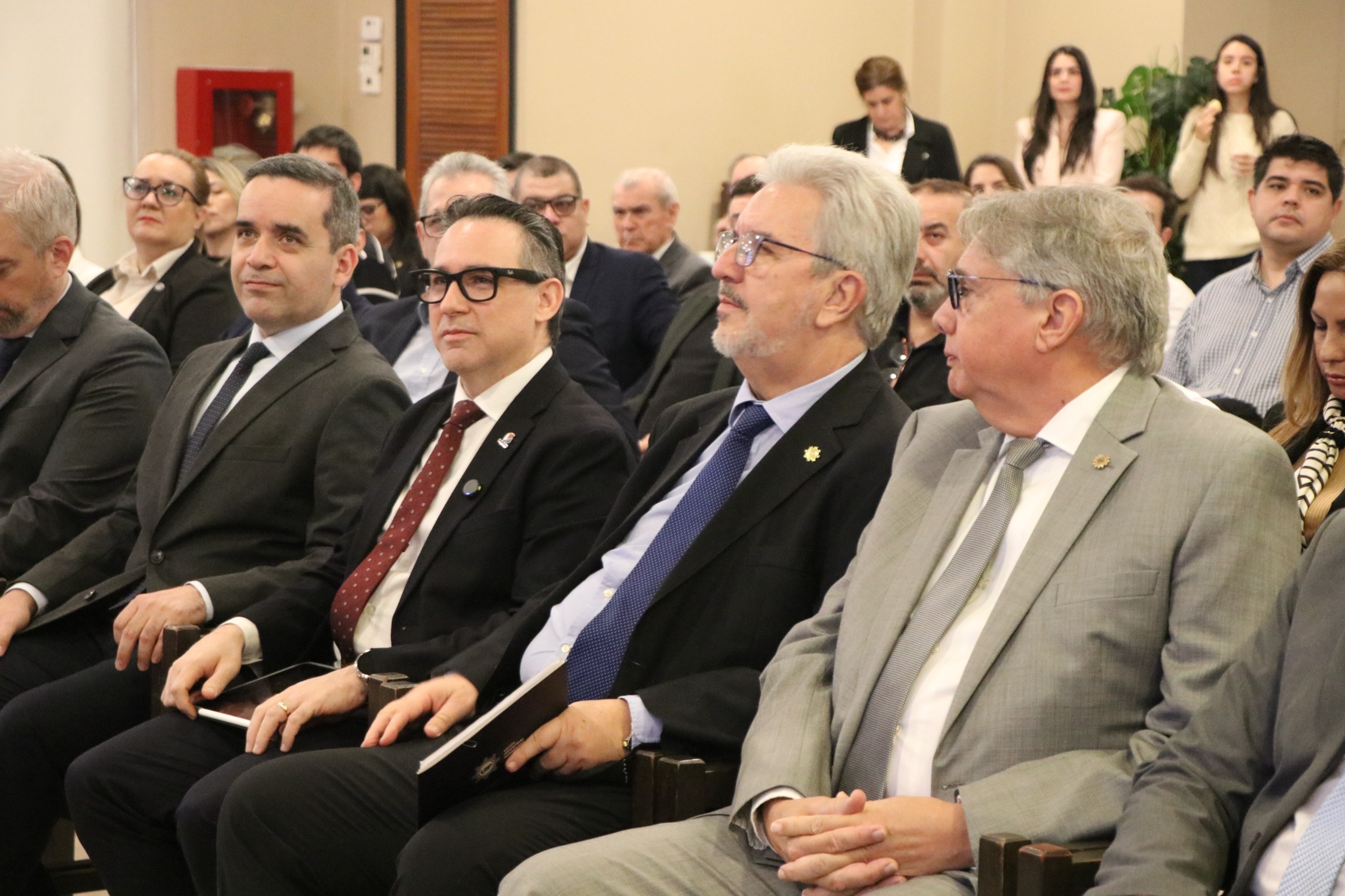 Gustavo Giménez con autoridades de uip