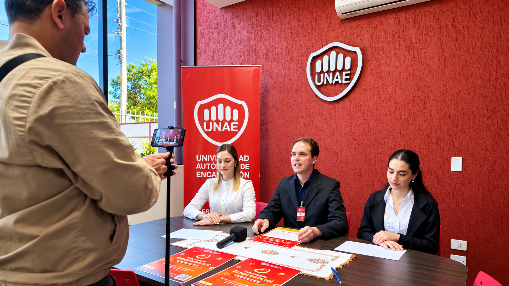 Conferencia de prensa en UNAE