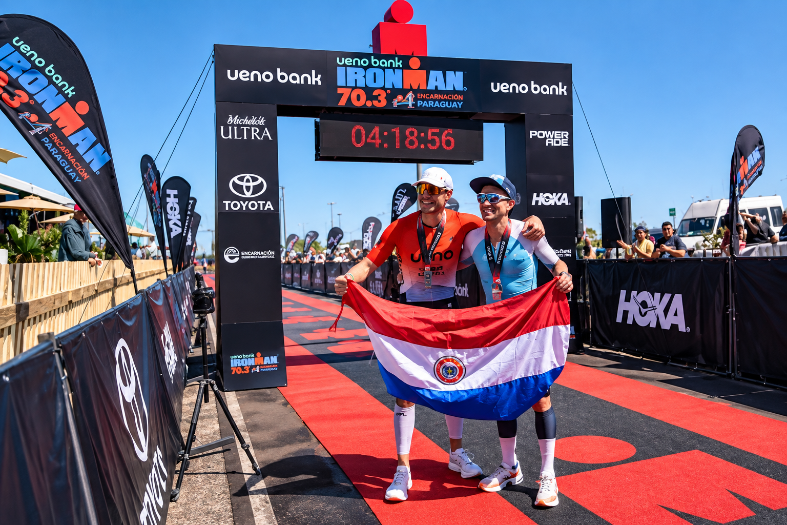 Celebración en la meta del Ironman Paraguay