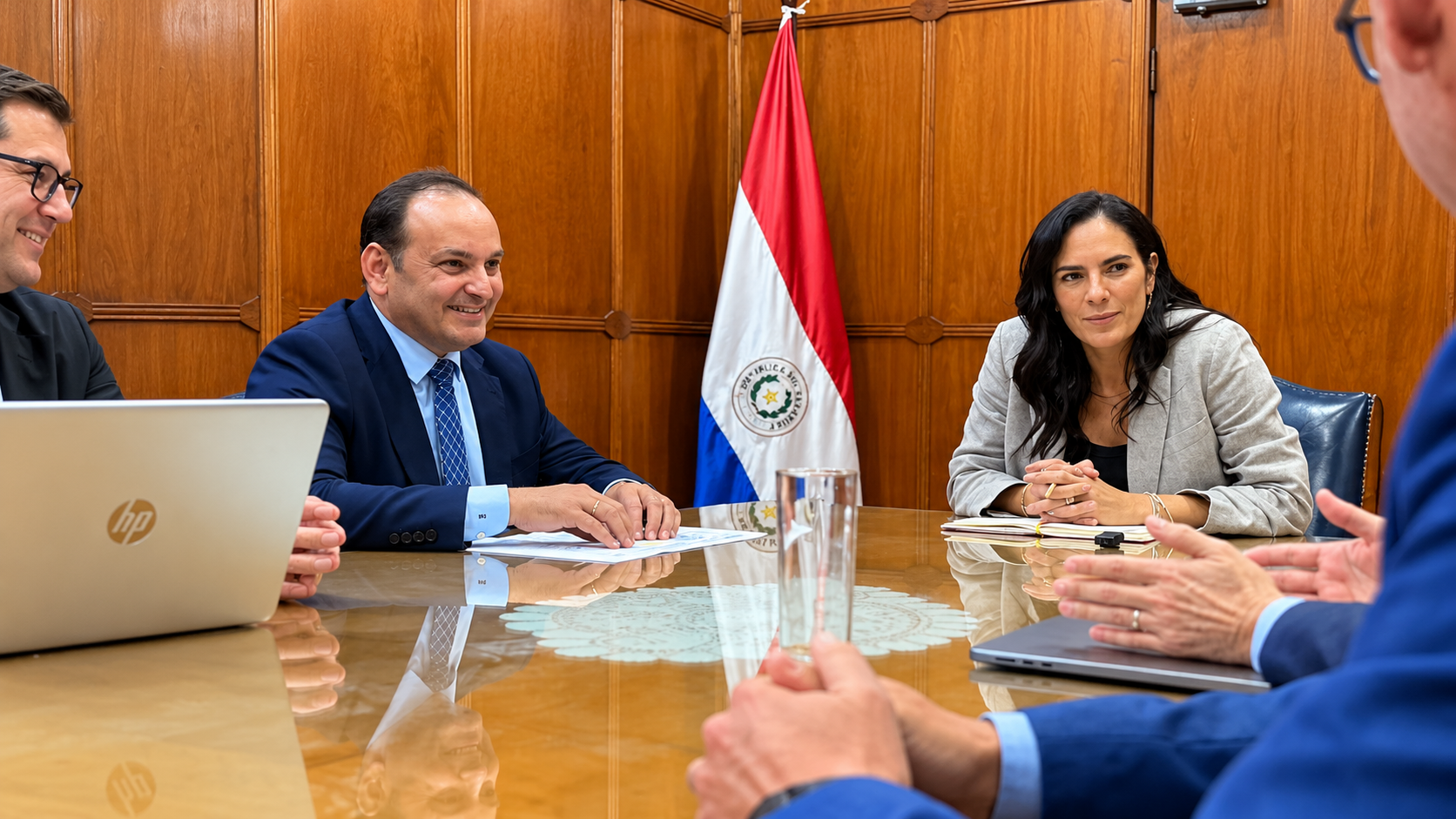 Reunión oficial con bandera paraguaya